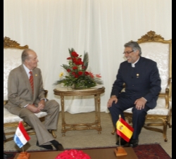 Su Majestad el Rey durante su encuentro con el Presidente de la República del Paraguay, Fernando Lugo Méndez