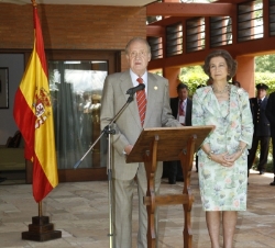 Su Majestad el Rey acompañado por Su Majestad la Reina durante sus palabras a la colectividad española en Paraguay