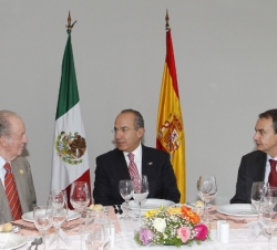 Su Majestad el Rey acompañado por el presidente del Gobierno durante el almuerzo con el Presidente de los Estados Unidos Mexicanos, Felipe Calderón Hi