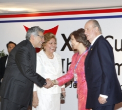 Los Reyes a su llegada a la ceremonia de inauguración, recibidos por el Presidente de la República del Paraguay, Fernando Lugo Méndez y su esposa