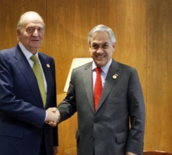 El Rey recibe el saludo del Presidente de Chile, Sebastián Piñera