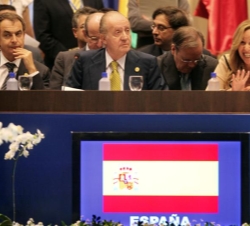 Don Juan Carlos,acompañado por el presidente del Gobierno y la ministra de Asuntos Exteriores, Trinidad Jiménez,durante la sesión plenaria de la XXI C