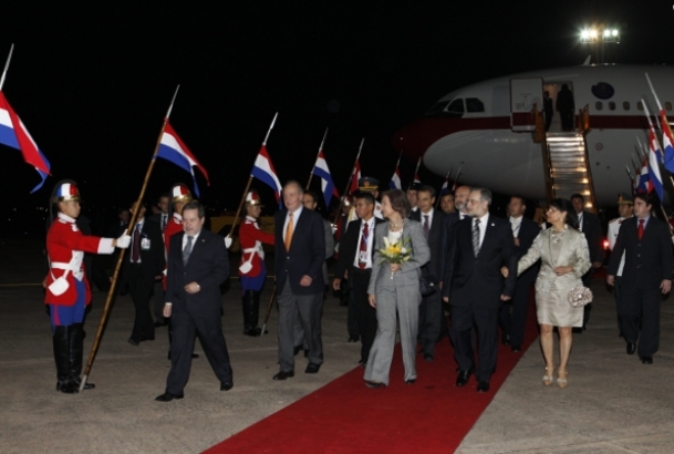 Sus Majestades los Reyes a su llegada al aeropuerto internacional Silvio Pettirossi de Asunción