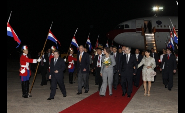 Sus Majestades los Reyes a su llegada al aeropuerto internacional Silvio Pettirossi de Asunción