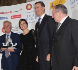Los Príncipes de Asturias junto al galardonado, Lord Tristán Garel-Jones,ex Ministro de Asuntos Exteriores Europeos y América Latina