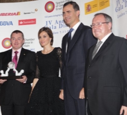 Los Príncipes de Asturias junto a Willie Walsh, consejero delegado de British Airways y de Internacional Airlines Group