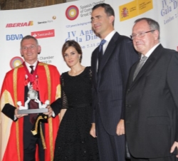 Don Felipe y Doña Letizia junto al galardonado Nick Room, Presidente de la Gran Orden de Caballeros del Vino