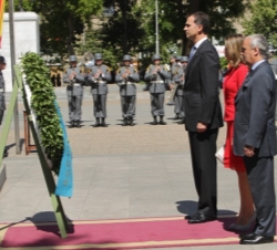 Don Felipe acompañado por Doña Letizia hace la ofrenda floral ante el Monumento al Libertador Bernardo O'Higgins