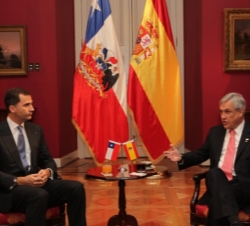 Don Felipe con el Presidente de Chile, en la reunión mantenida tras el recibimiento oficial