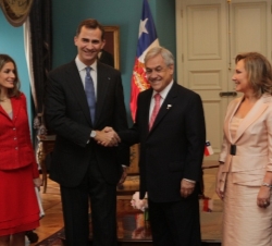 Sus Altezas Reales los Príncipes de Asturias junto al Presidente chileno y su esposa, durante la bienvenida oficial