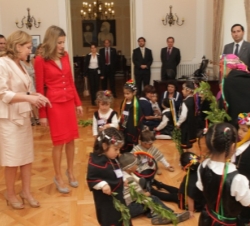 Doña Letizia con la Primera Dama de Chile y un grupo de niños que acuden a los jardines infantiles de la Fundación Integra