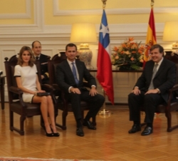 Los Príncipes durante la reunión en el Congreso chileno