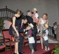 Don Felipe y Doña Letizia saludan a unos niños antes de la cena de gala