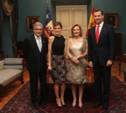 Sus Altezas Reales junto al Presidente de Chile y su esposa, a su llegada a la cena de gala ofrecida en su honor
