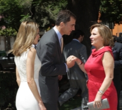 Los Príncipes de Asturias son recibidos por Cecilia Morel de Piñera, Primera Dama de la República de Chile, a su llegada al Museo de Arte Contemporáne