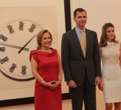 Los Príncipes y la Primera Dama, durante su visita a la exposición del fotógrafo Chema Madoz
