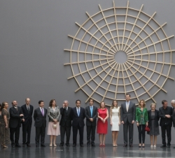 Fotografía de grupo delante de la escultura'Sin Título, 2006'