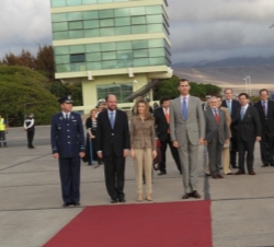 Don Felipe y Doña Letizia durante la despedida oficial, en el Aeropuerto de Antofagasta