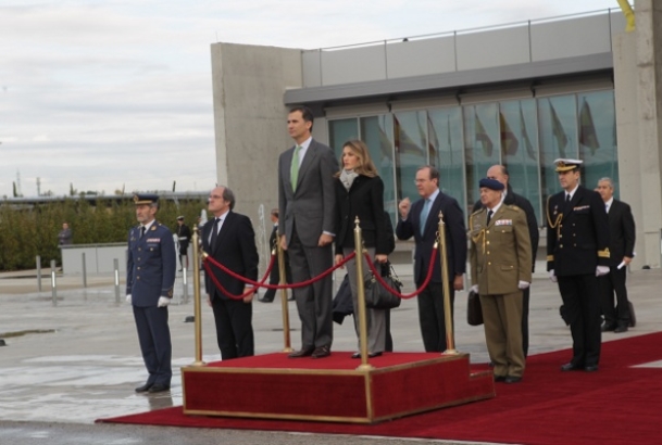 Sus Altezas Reales los Príncipes de Asturias, durante su despedida en el Aeropuerto de Barajas