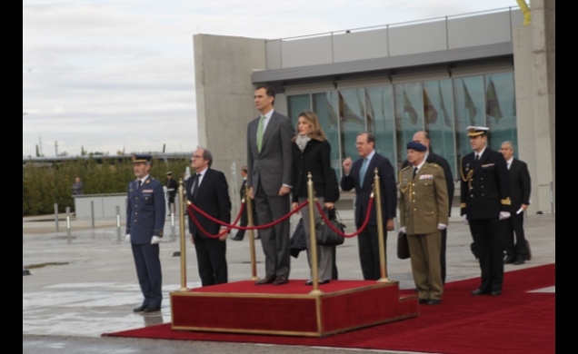 Sus Altezas Reales los Príncipes de Asturias, durante su despedida en el Aeropuerto de Barajas
