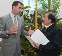 Su Alteza Real hace entrega de una carta de Su Majestad el Rey a Daniel Ortega