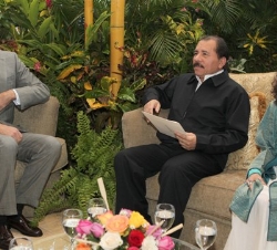Don Felipe junto al Presidente de la República de Nicaragua y su esposa