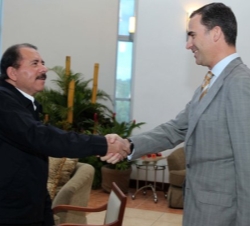 El Príncipe es saludado por Daniel Ortega