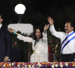 Su Alteza Real, junto al Presidente electo de la República de Nicaragua, Daniel Ortega, y su señora, Rosario Murillo, secretaria del Consejo de Comuni
