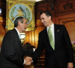 Saludo entre el Príncipe de Asturias y el Presidente saliente,Álvaro Colom