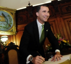 Don Felipe firma en el Libro de Oro para visitantes ilustres de la Casa Presidencial