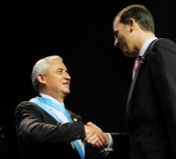 El Príncipe saluda al Presidente Pérez Molina durante la ceremonia de toma de posesión