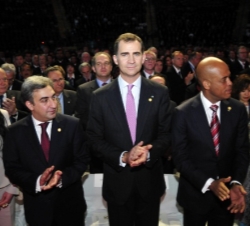 Don Felipe, durante la ceremonia de transmisión del mando presidencial, junto al Presidente de Haití, Michel Martelly, y el primer ministro de Georgia