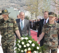 Don Juan Carlos, junto al Presidente de Bosnia y Herzegoniva, durante el acto de Homenaje a los caídos