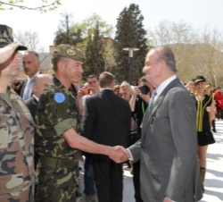 Su Majestad el Rey saluda a los militares españoles destinados en Bosnia