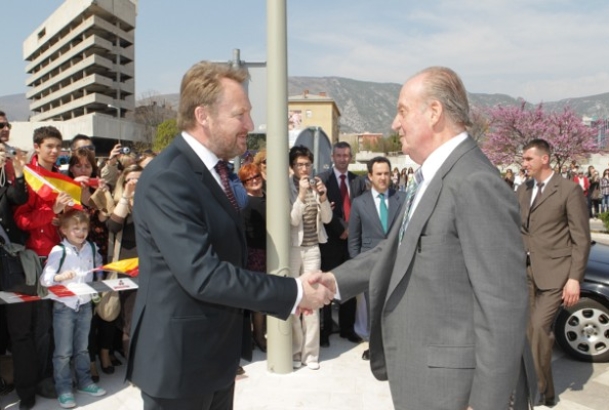 Su Majestad el Rey recibe el saludo del Presidente de turno de Bosnia y Herzegovina, Bakir Izetbegovic