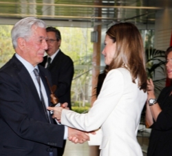 Mario Vargas Llosa recibe el premio de manos de la Princesa de Asturias