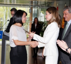 Doña Letizia entrega el galardón a Mayte Carrasco