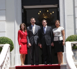Sus Altezas Reales los Príncipes de Asturias junto al primer ministro, Passos Coelho y su esposa, en el Palacio de Sao Bento