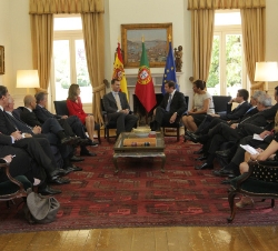 Don Felipe y el primer ministro portugues junto a las delegaciones de los dos países, durante el encuentro