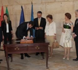Don Felipe en presencia de Doña Letizia firma los sellos conmemorativos