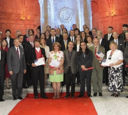 Don Felipe y Doña Letizia junto al presidente portugues y su esposa, acompañados por los galardonados en los premios Europa Nostra