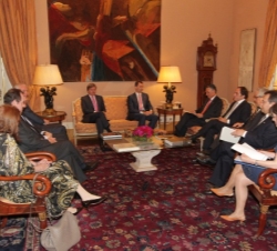 Encuentro de trabajo entre Don Felipe y el Presidente Cavaco Silva, acompañados por sus respectivas delegaciones