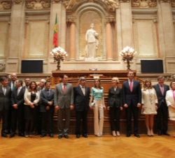Fotografía de grupo en el Salón de Plenos de la Asamblea de la República Portuguesa
