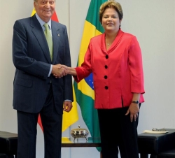 Don Juan Carlos recibe el saludo de la Presidenta de la República Federativa de Brasil, Dilma Rousseff
