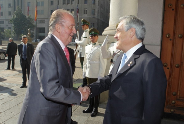 Don Juan Carlos recibe el saludo del Presidente de la República de Chile, Sebastián Piñera, a su llegada al Palacio de la Moneda