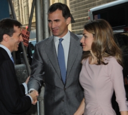 Sus Altezas Reales los Príncipes de Asturias saludan al director general del IESE, Jordi Canals, a su llegada al Global Business Colloquium