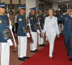 Su Majestad la Reina recibe honores de bienvenida a su llegada a Manila