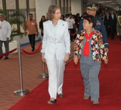 Doña Sofía, junto a la ministra filipina de Bienestar Social y Desarrollo, Corazón Juliano Soliman, a su llegada a Filipinas