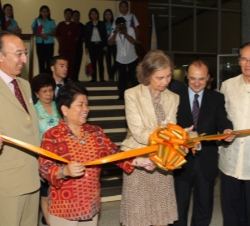 Su Majestad la Reina inaugura la exposición en la Biblioteca Nacional de Filipinas