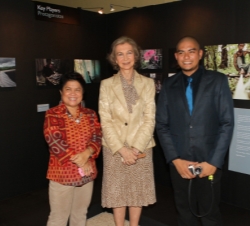 Doña Sofía, junto a la ministra filipina de Bienestar Social y Desarrollo y el fotógrafo filipino, Veejay Villafranca